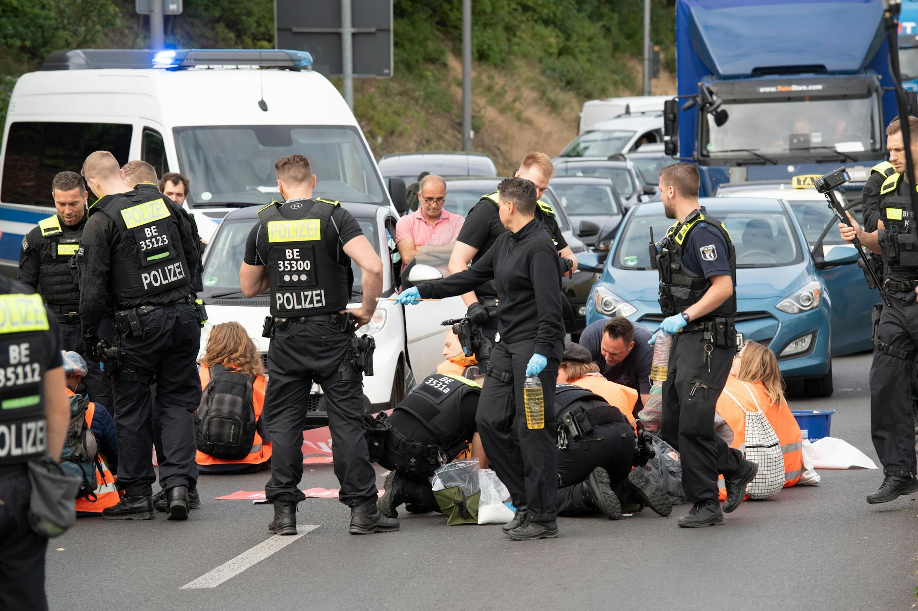 Demonstranten der Gruppe „Letzte Generation“ haben eine Ausfahrt der Stadtautobahn im Stadtteil Schöneberg blockiert. (Archivbild) 