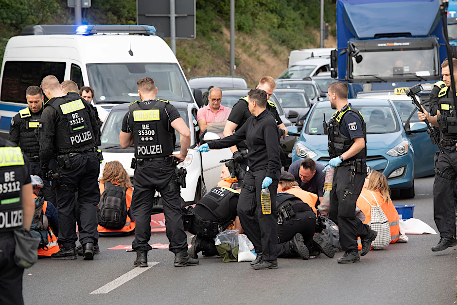 Demonstranten der Gruppe „Letzte Generation“ haben eine Ausfahrt der Stadtautobahn im Stadtteil Schöneberg blockiert. (Archivbild)&nbsp;