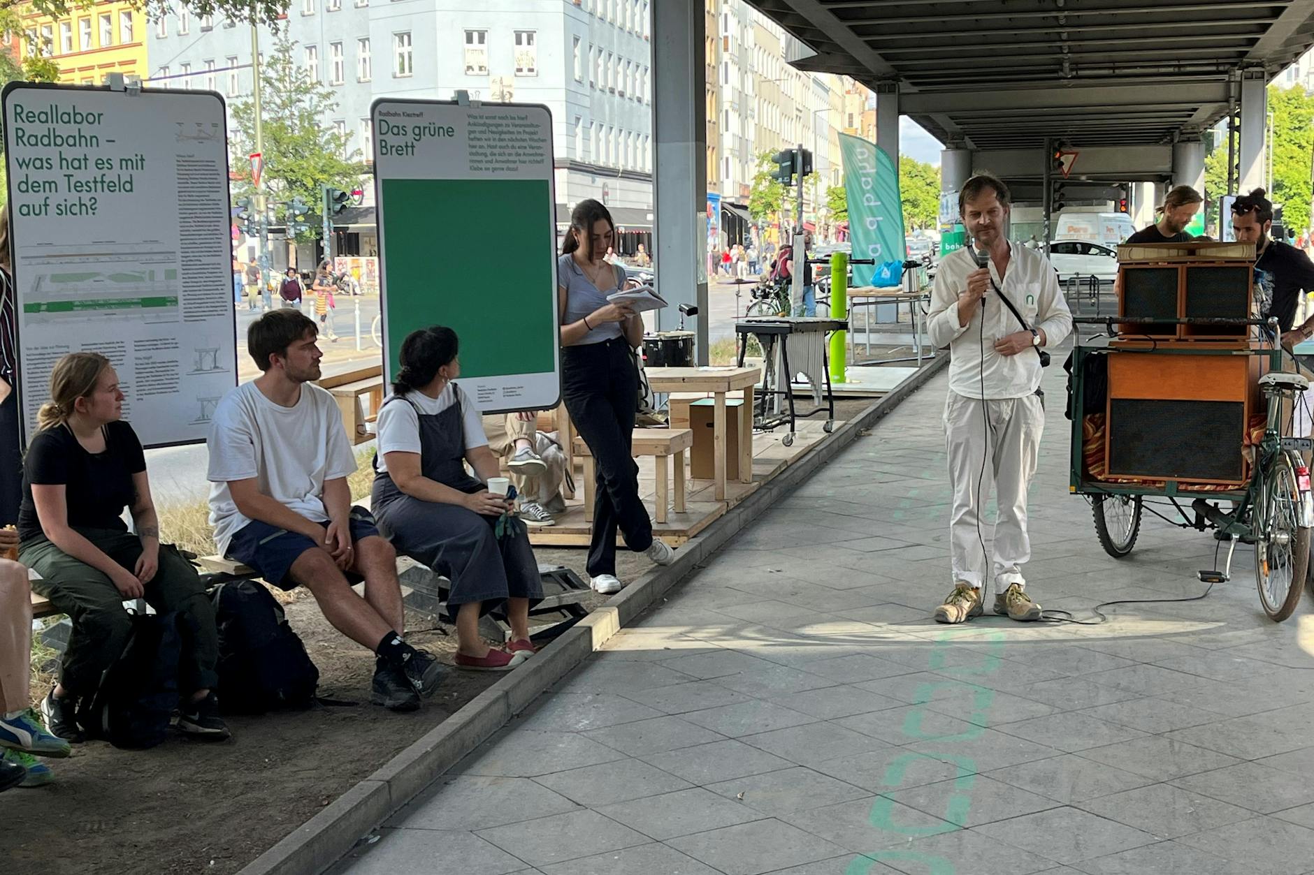 Matthias Heskamp, einer der Radbahn-Planer, erklärt Besuchern des Testfelds die Ausstellung zu dem Projekt.