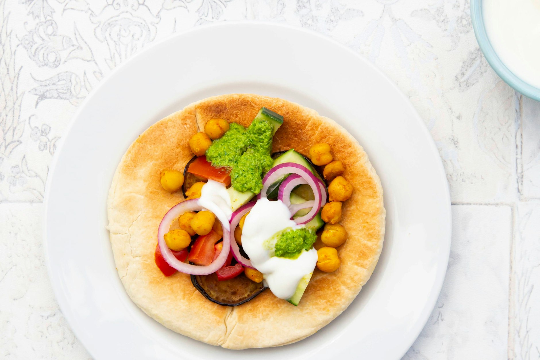 Tipp: Servieren Sie den Kichererbsen-Salat doch direkt auf einem Fladenbrot.