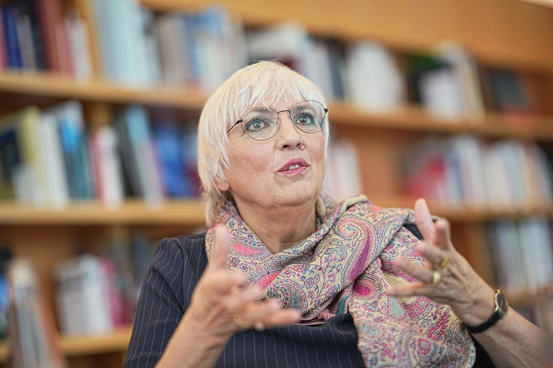 ARCHIV - Kulturstaatsministerin Claudia Roth während eines Interviews in ihrem Büro.