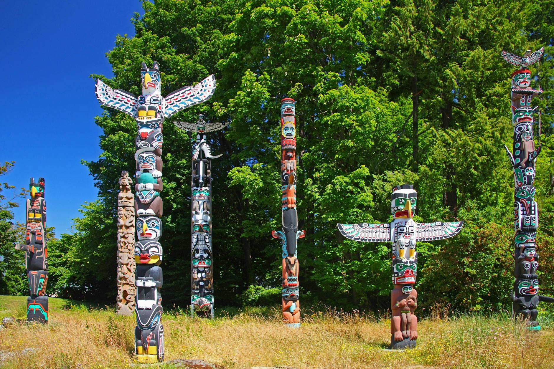 Prunkvoll bemalte Totempfähle zeigen die soziale Stellung bestimmter Stammesangehöriger an. Niemand wurde hier festgebunden und gemartert.
