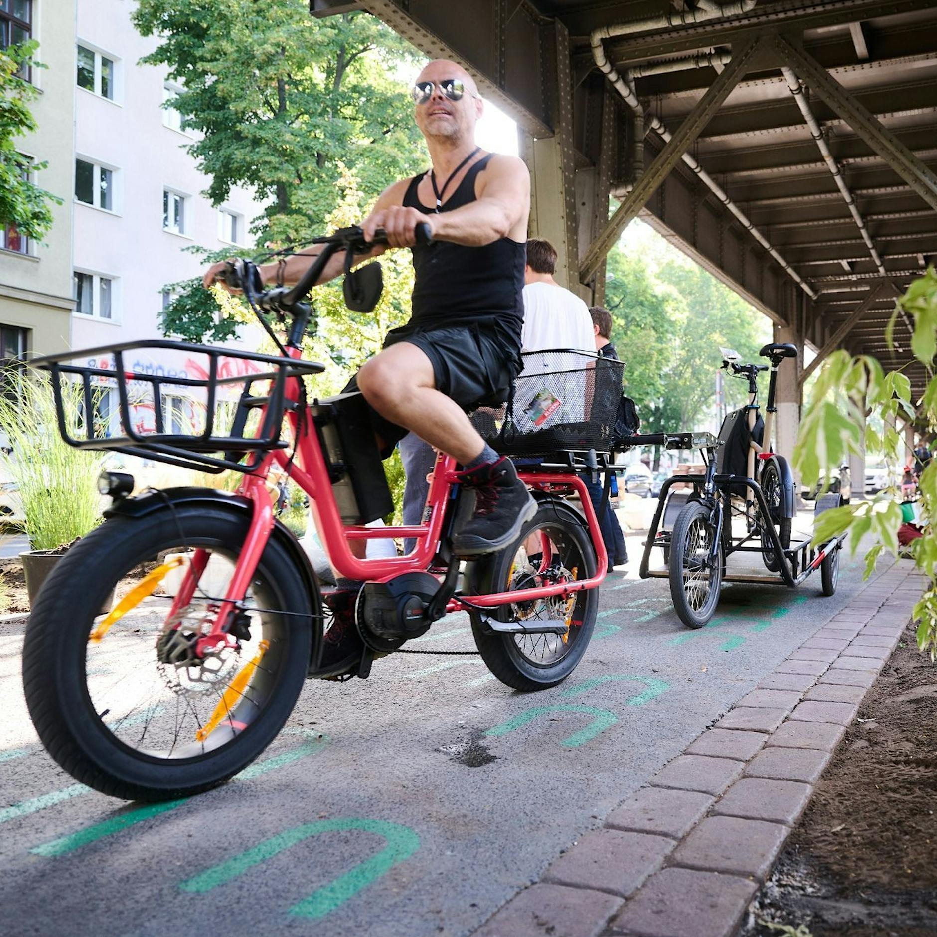 Echt jetzt? Mini-Radweg unter der U-Bahntrasse der U1 ist nur 50 Meter lang – DAS ist der Grund