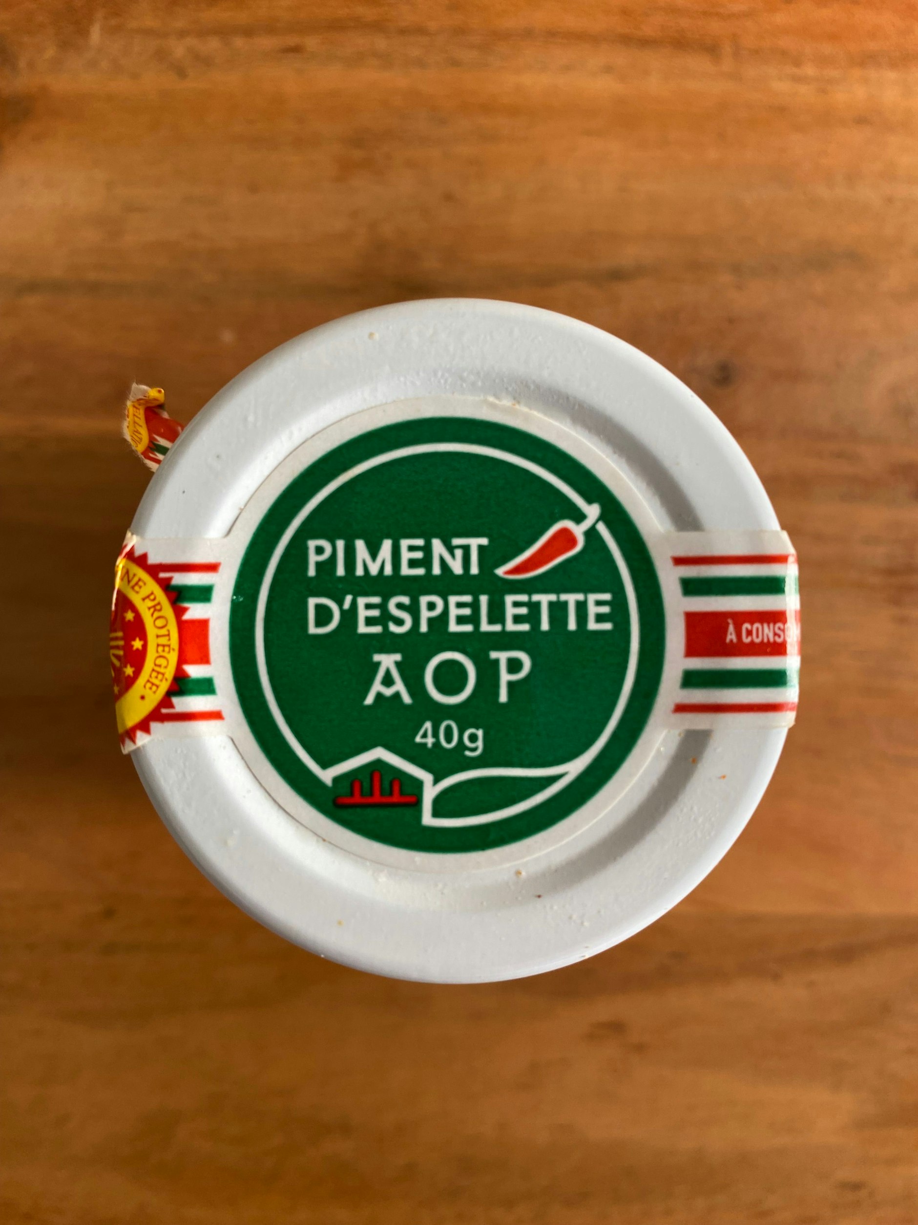 Echtes Piment d’Espelette wird von einer Art traditioneller Gilde geprüft: Auf Farbe, Körnung und vor allem Geschmack. Nur echt mit der grünen Banderole!