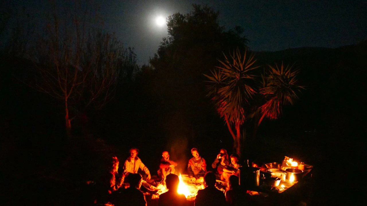 Nachts irgendwo in Südspanien: ein Lagerfeuer unterm Vollmond.