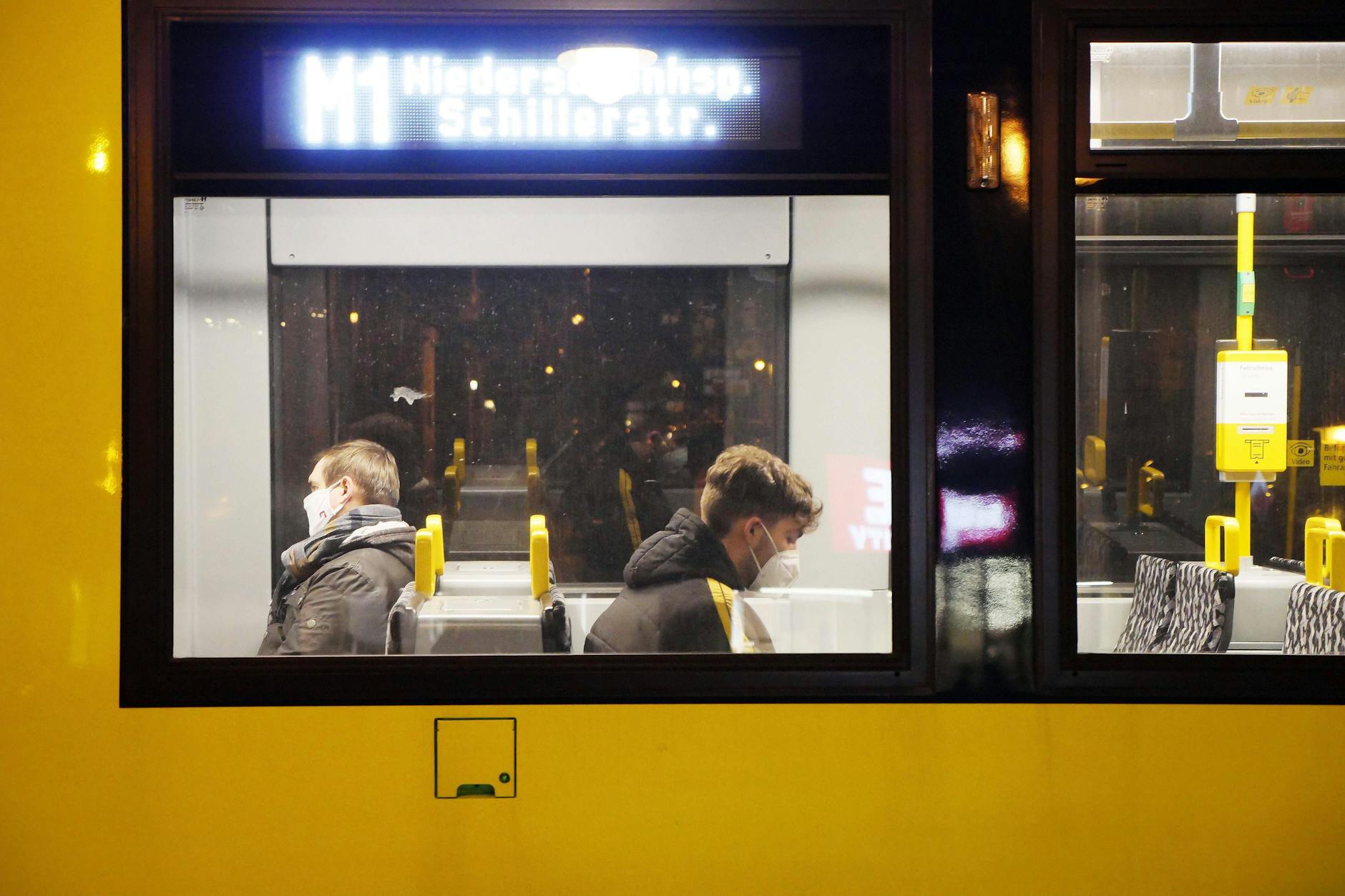 Im öffentlichen Nahverkehr in Berlin gilt immer noch die FFP2-Maskenpflicht. Wie lange die Pflicht noch gilt, ist unklar. 