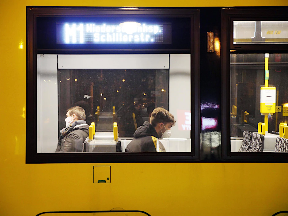 Im öffentlichen Nahverkehr in Berlin gilt immer noch die FFP2-Maskenpflicht. Wie lange die Pflicht noch gilt, ist unklar.&nbsp;