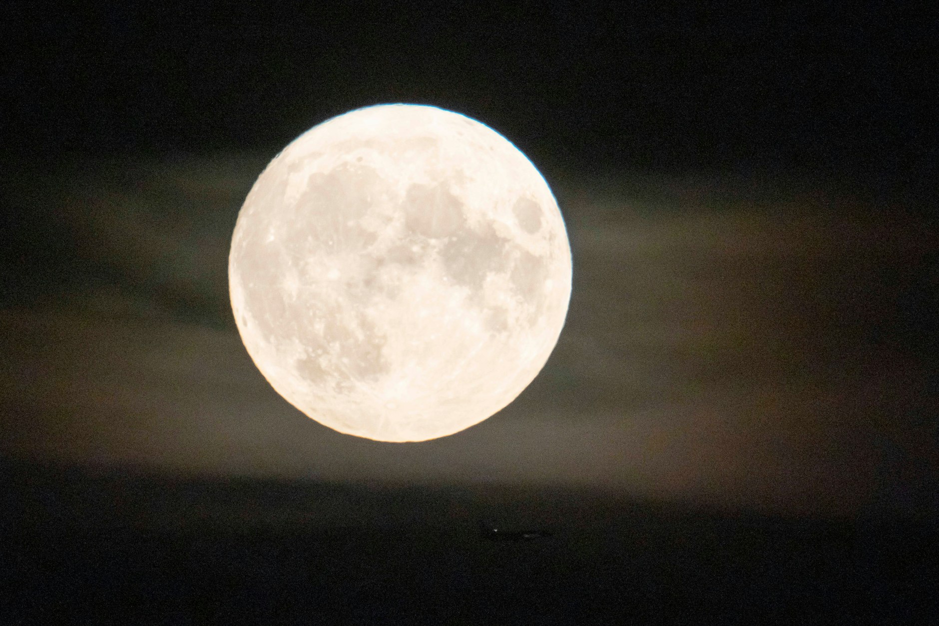 Der Mond steigt auf.