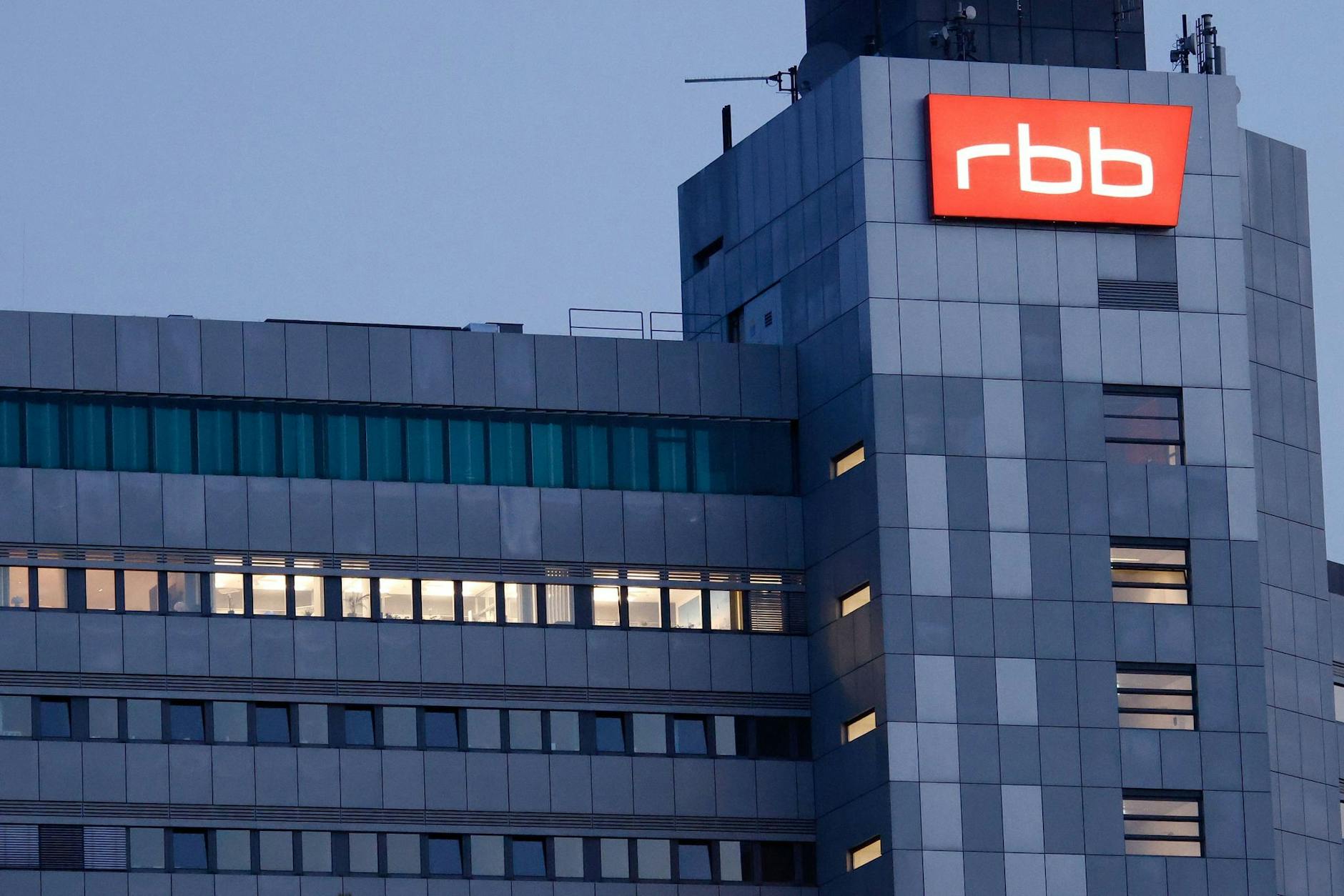 ARCHIV - Der Sitz des RBB in Berlin. Bei der Suche nach einem Interims-Intendanten warnt der amtierende Vorsitzende des Kontrollgremiums, Dieter Pienkny, vor «Schnellschüssen».