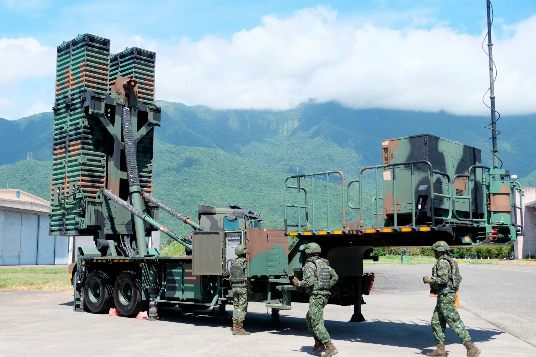 Taiwanesische Soldaten bedienen ein Sky Bow III (Tien-Kung III) Boden-Luft-Raketensystem auf einem Stützpunkt im Bezirk Hualien.