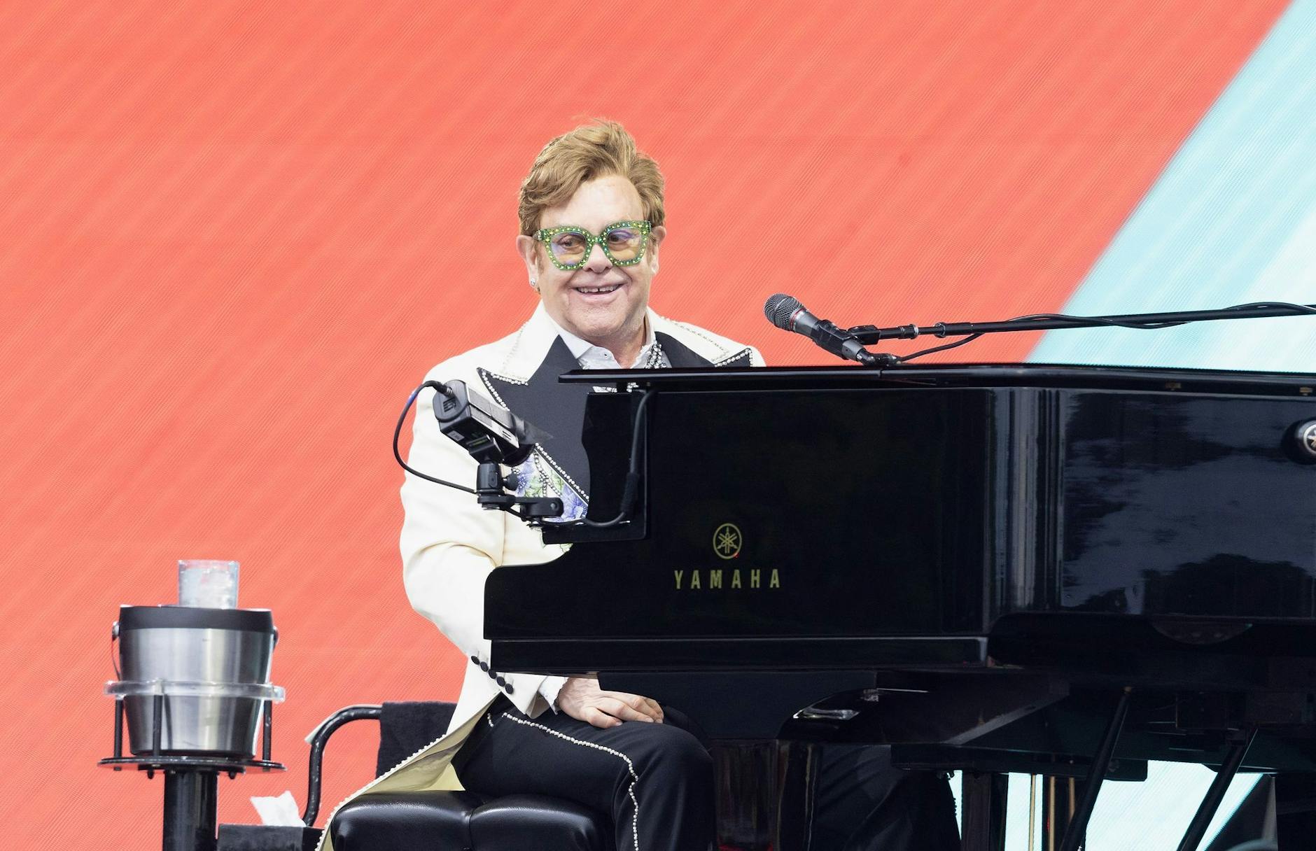ARCHIV - Elton John hat in Cannes seinen neuen Song vorgestellt (Archivbild).