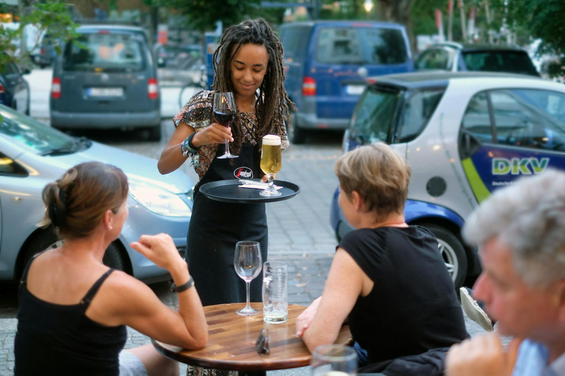 Die Autorin beim Servieren im Italo, Bergmannkiez