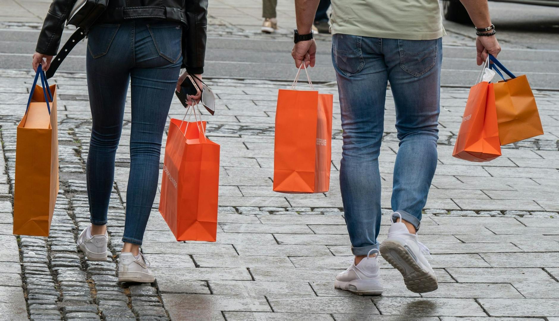 ARCHIV - Shoppingtour? Lieber nicht. Die Inflation bewegt viele Menschen zum Verzicht.