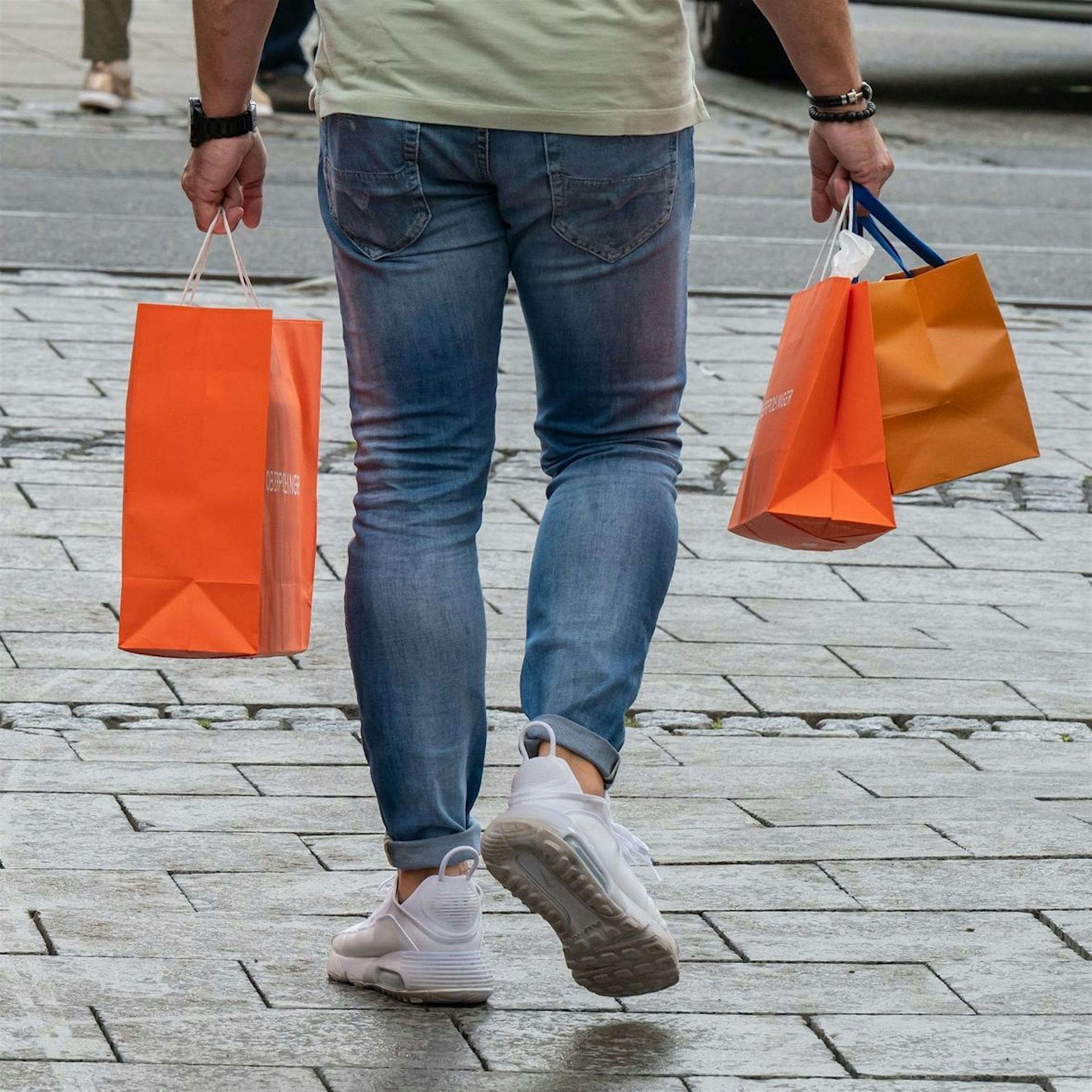 Umfrage: Viele sparen bei Shopping und Energieverbrauch