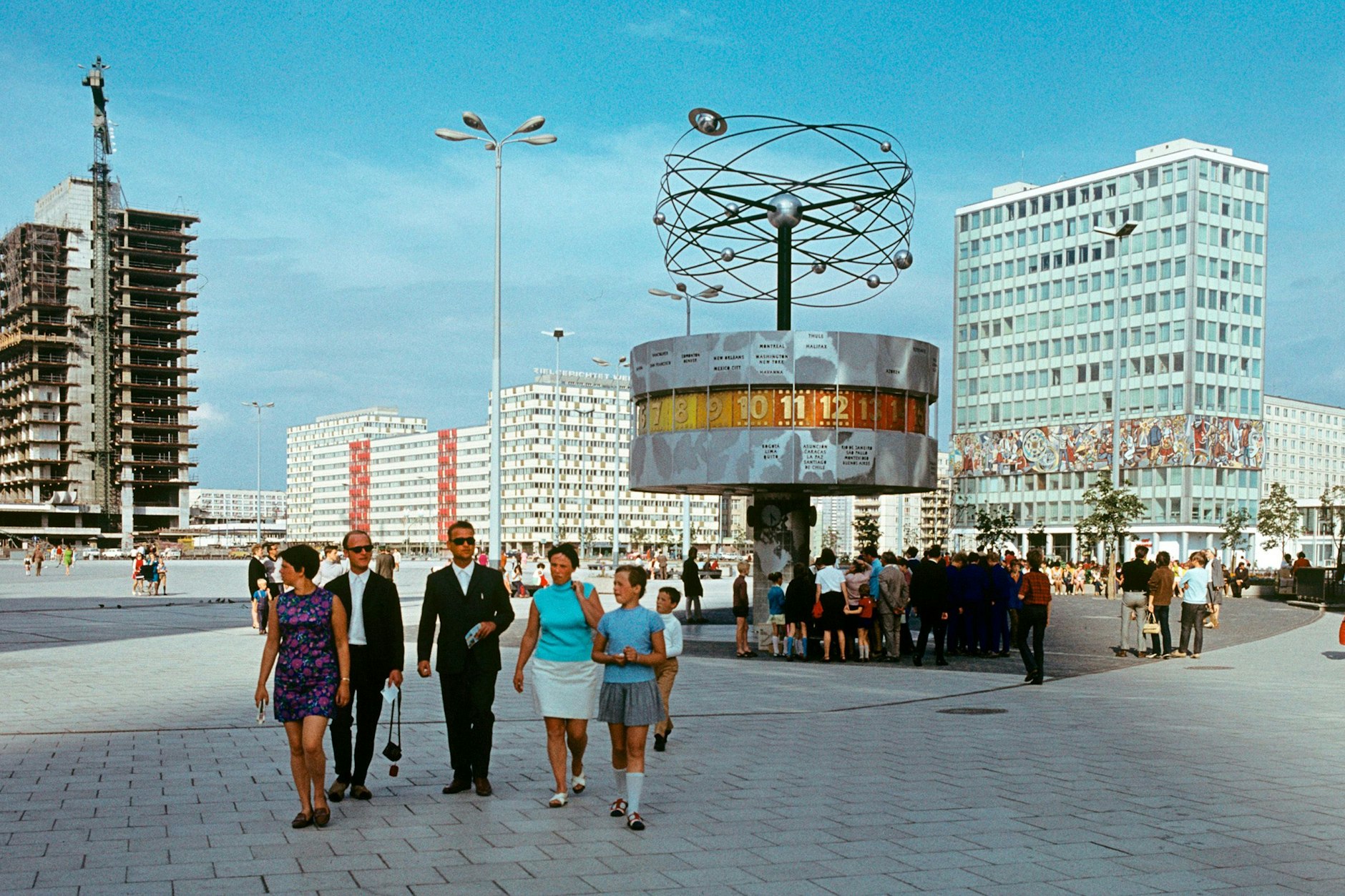 Touristen und Einheimische flanieren über den neu gestalteten Berliner Alexanderplatz im Mai 1972.&nbsp;