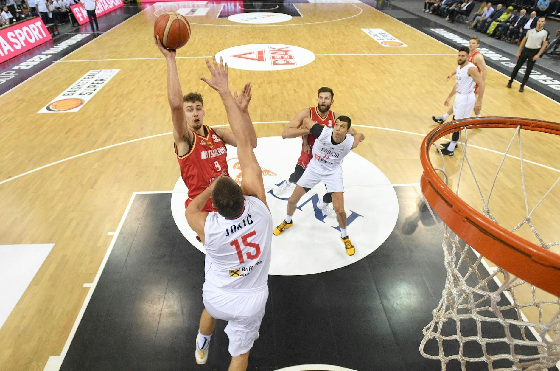 Deutschlands Franz Wagner (l) zieht gegen Serbiens Nikola Jokic (vorne) zum Korb.