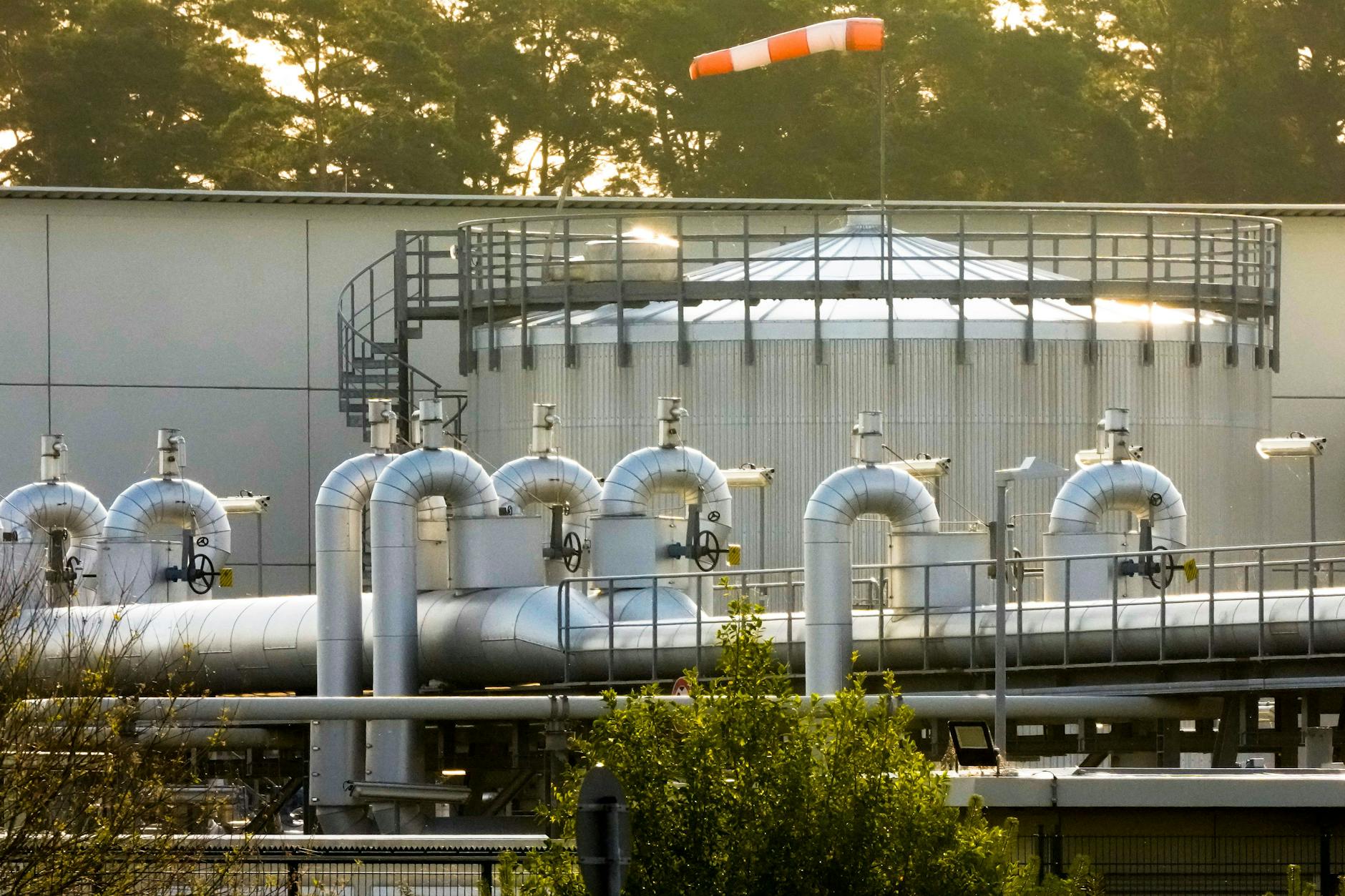 Morgenlicht beleuchtet die Anlandestation der Ostseepipeline Nord Stream 1 und die Übergabestation der OPAL-Gaspipeline in Lubmin, Deutschland, den 21. Juli 2022.
