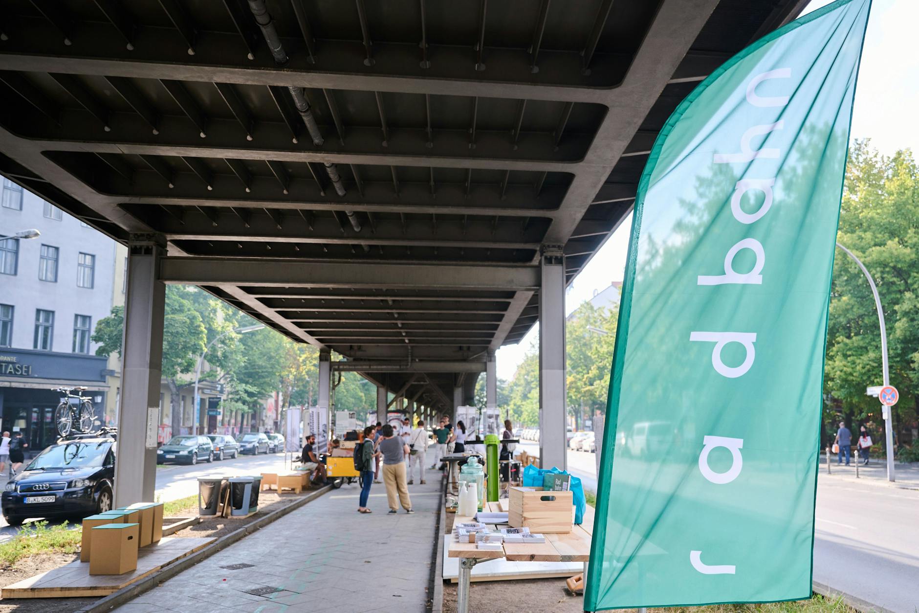 Willkommen auf dem Testfeld! Unter dem Viadukt können Besucher der Aktionstage bis zu diesem Sonntag erleben, wie die geplante Radbahn diesen bisher kaum genutzten Raum verändern soll.