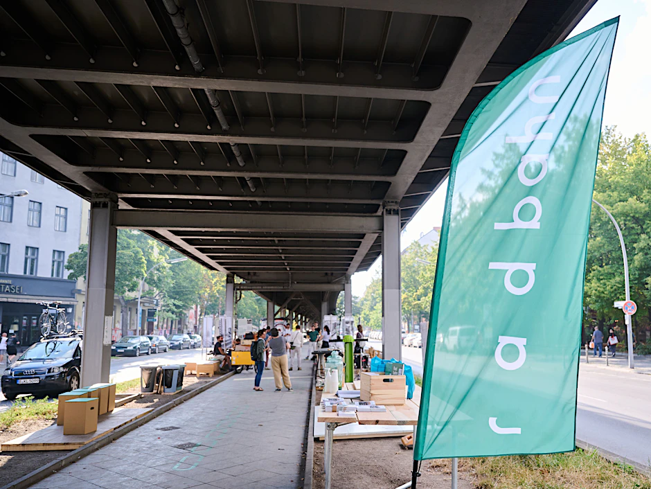 Willkommen auf dem Testfeld! Unter dem Viadukt können Besucher der Aktionstage bis zu diesem Sonntag erleben, wie die geplante Radbahn diesen bisher kaum genutzten Raum verändern soll.
