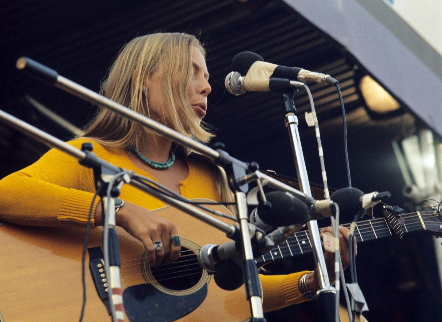 ARCHIV - Joni Mitchell beim Isle of Wight Festival 1970.