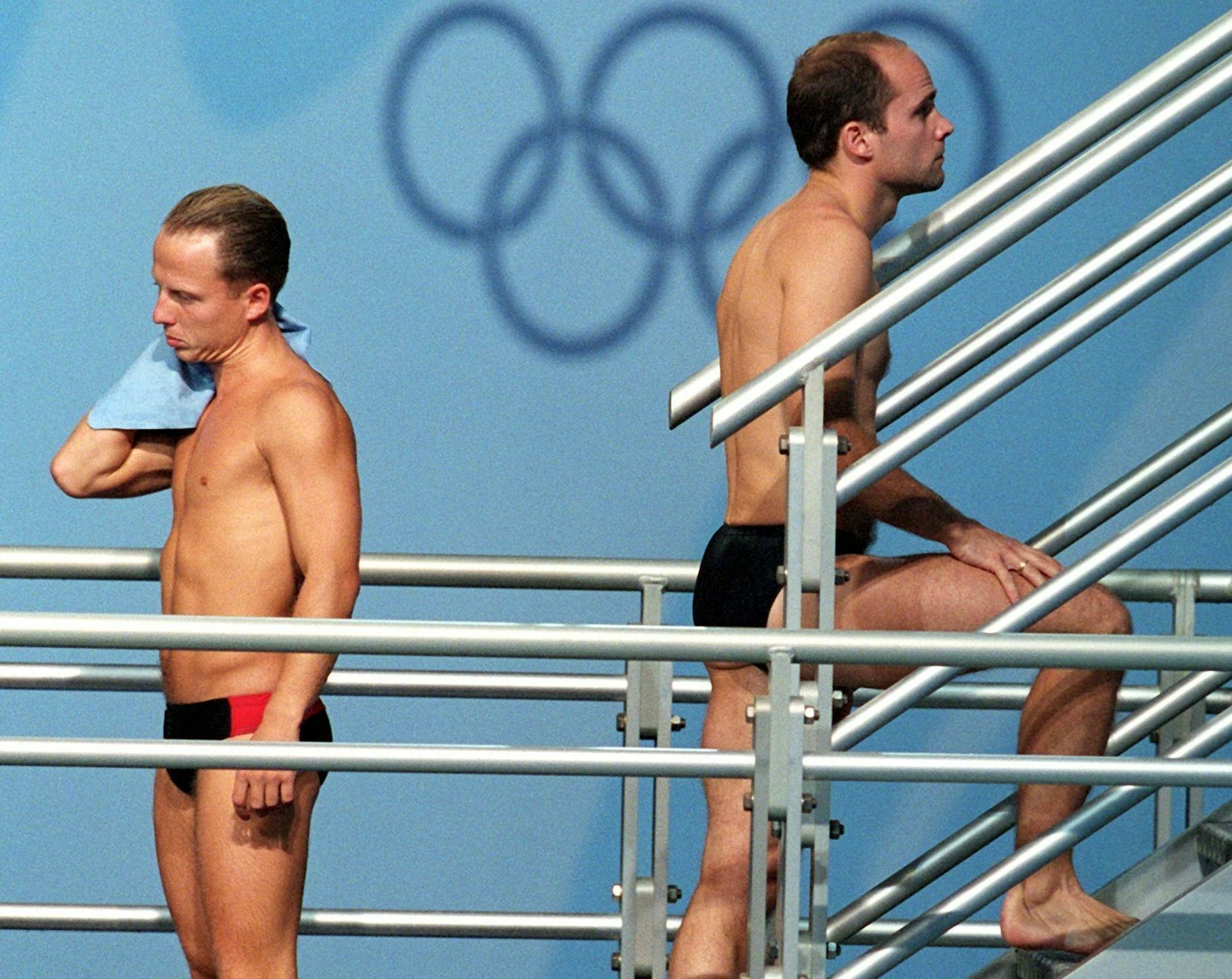 ARCHIV - Die beiden deutschen Wasserspringer Heiko Meyer (l) und Jan Hempel bei den Olympischen Spielen.