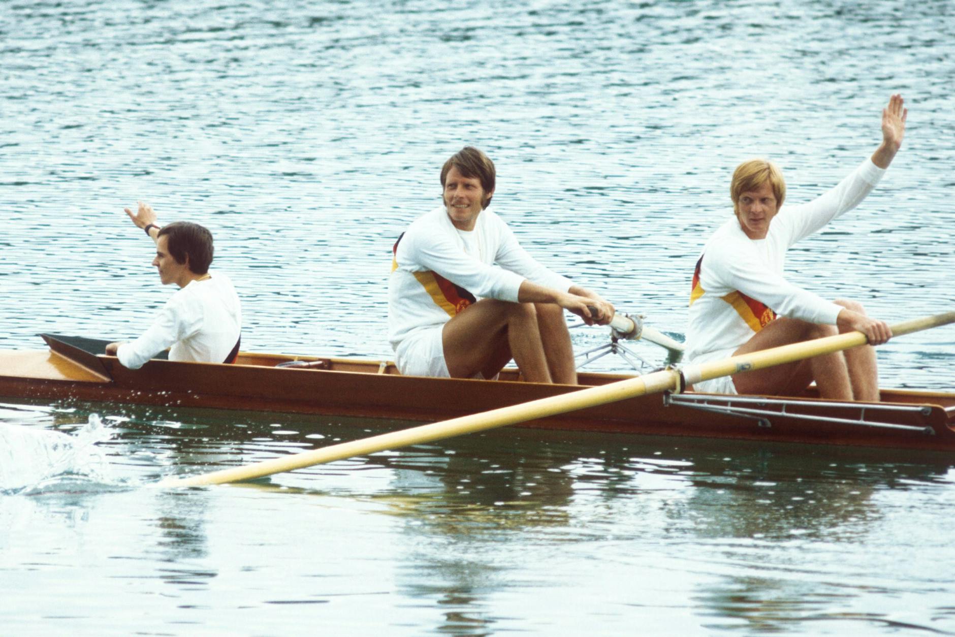 So viel Jubel-Tamtam wie heute war 1972 noch nicht: Wolfgang Gunkel (r.), Jörg Lucke und Steuermann Klaus-Dieter Neubert freuen sich dezent über Olympiagold.