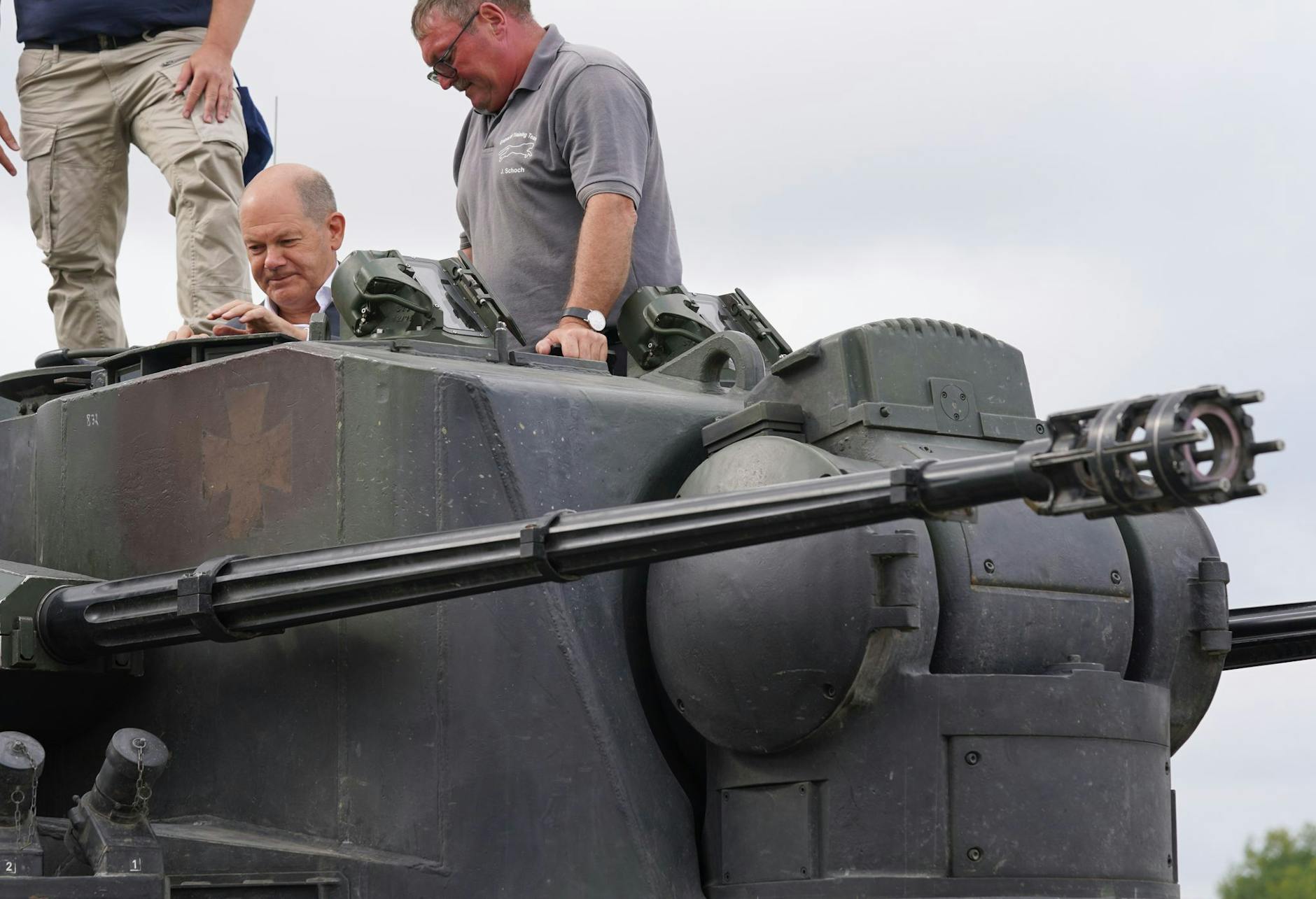 Besuch des Ausbildungsprogramms für ukrainische Soldaten in Putlos: Kanzler Olaf Scholz (m.) inspiziert das Flugabwehrkanonenpanzer Gepard aus der Nähe.