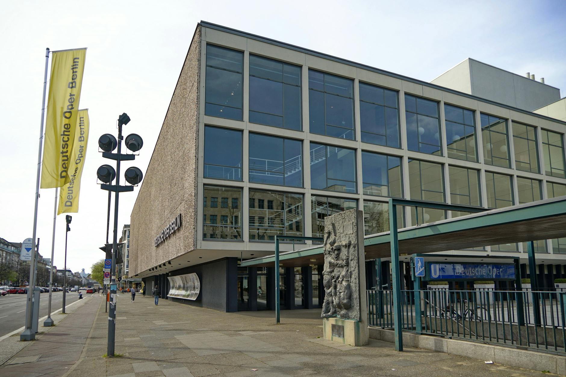 So sinnlich wie ein Parkhaus mit angegliederter Waschstraße: die Deutsche Oper in Charlottenburg.