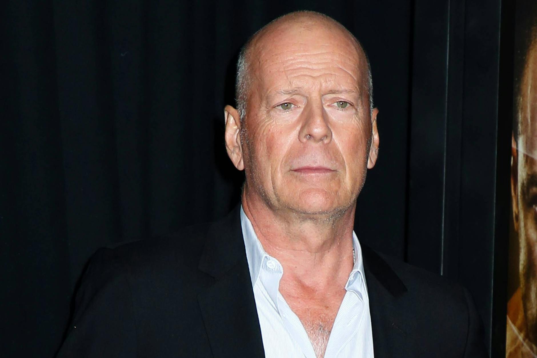 Bruce Willis lässt sich <a href="https://www.berliner-kurier.de/panorama/schock-fuer-alle-bruce-willis-fans-der-67-jaehrige-ist-schwerkrank-muss-seine-film-karriere-beenden-li.219809">von seiner Aphasie-Diagnose</a> nicht unterkriegen.