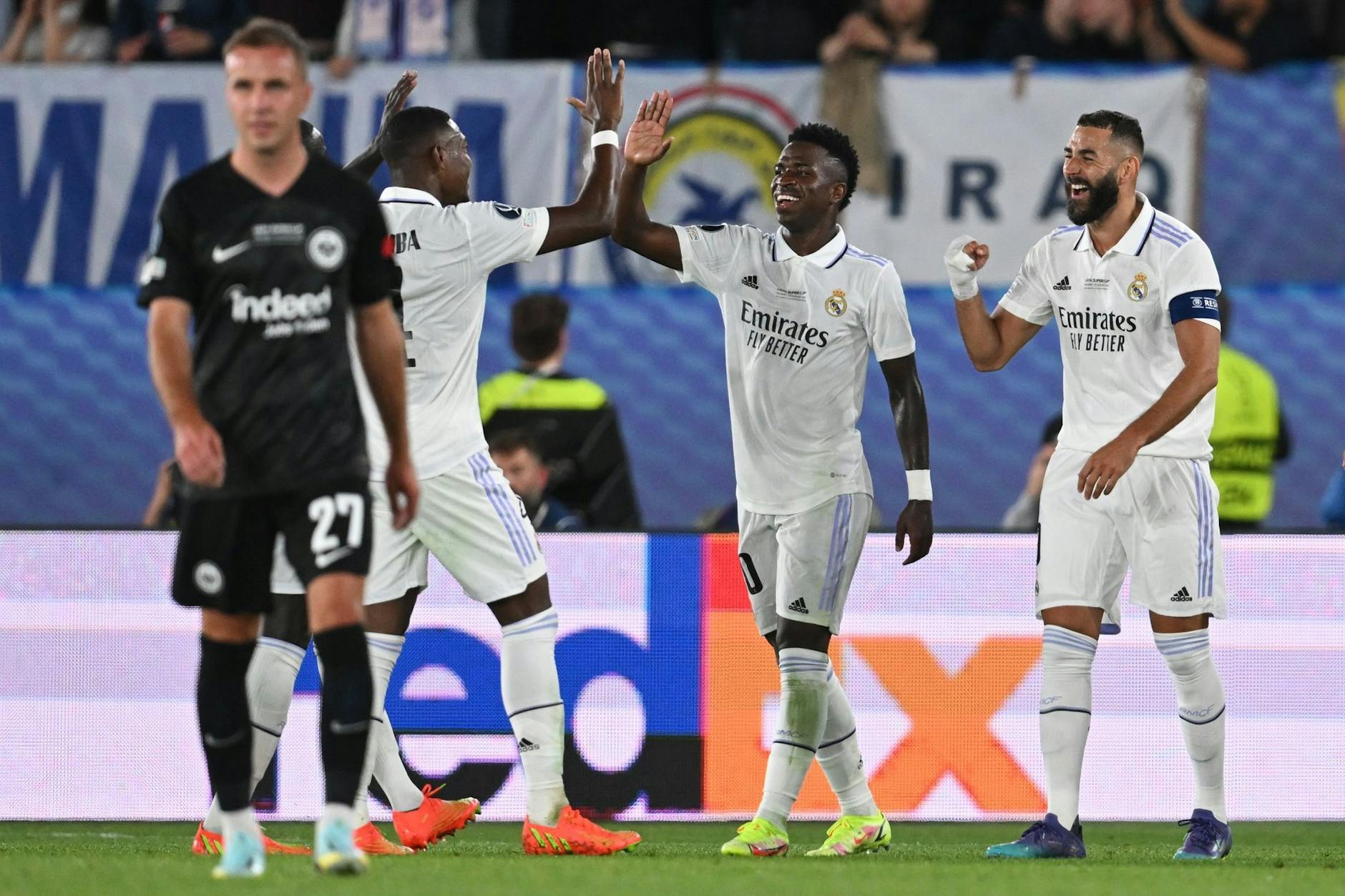 Die Spieler von Real Madrid jubeln mit Karim Benzema (r), dem Torschützen zum 2:0.