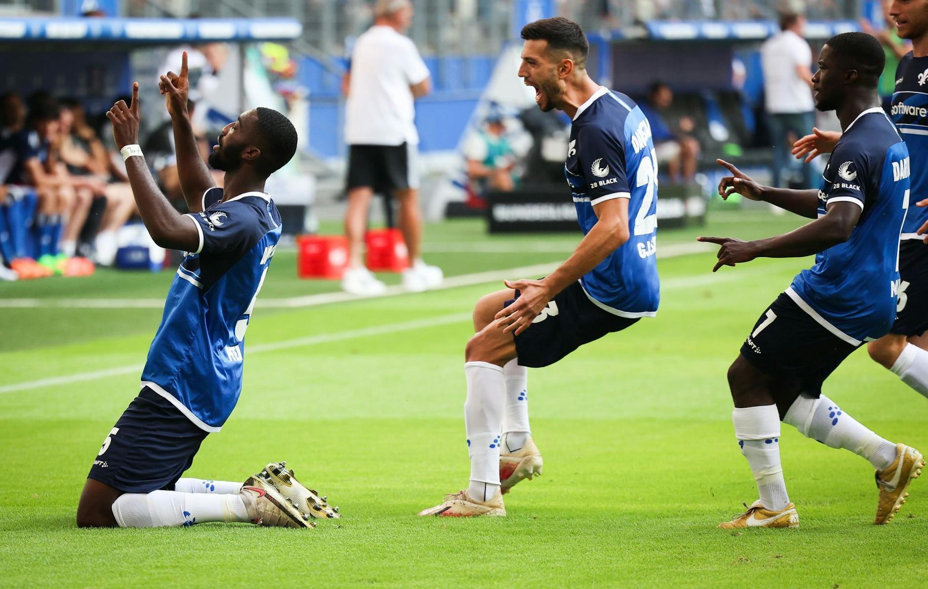 Darmstadts Patric Pfeiffer (l) feiert sein Tor zum 1:0 beim HSV mit seinen Teamkameraden. - Nutzung nur nach schriftlicher Vereinbarung mit der dpa
