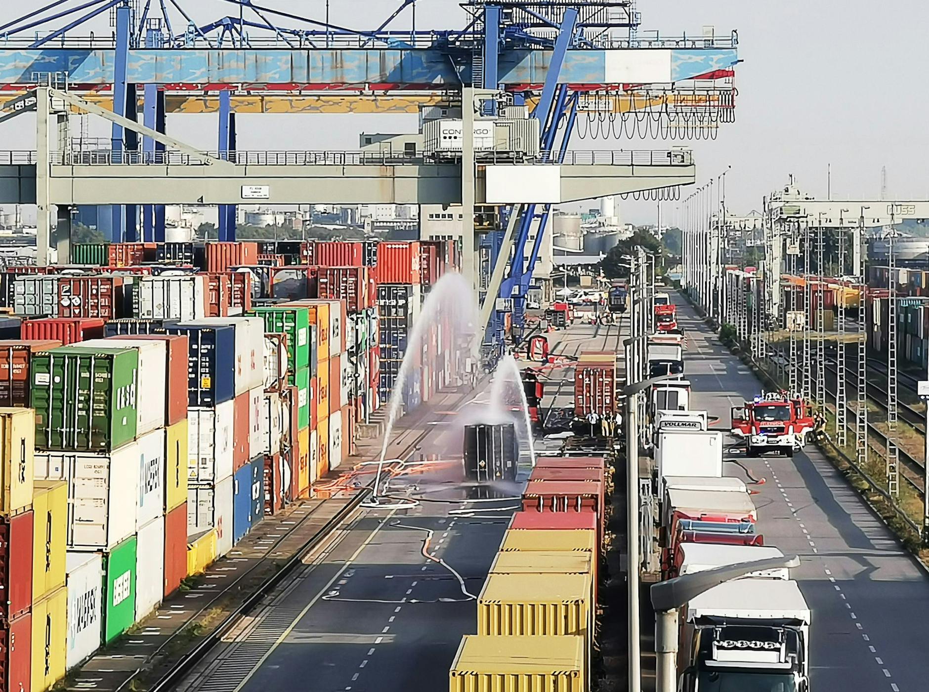 Nach einem Chemieunfall im Mannheimer Mühlauhafen kühlt die Feuerwehr einen Container, der mit 200 Fässern Hydrosulfit gefüllt ist. Aus dem Container war zuvor Flüssiggas ausgetreten - es kam zu einer chemischen Reaktion, bei der giftige Reize und Dämpfe entstanden.