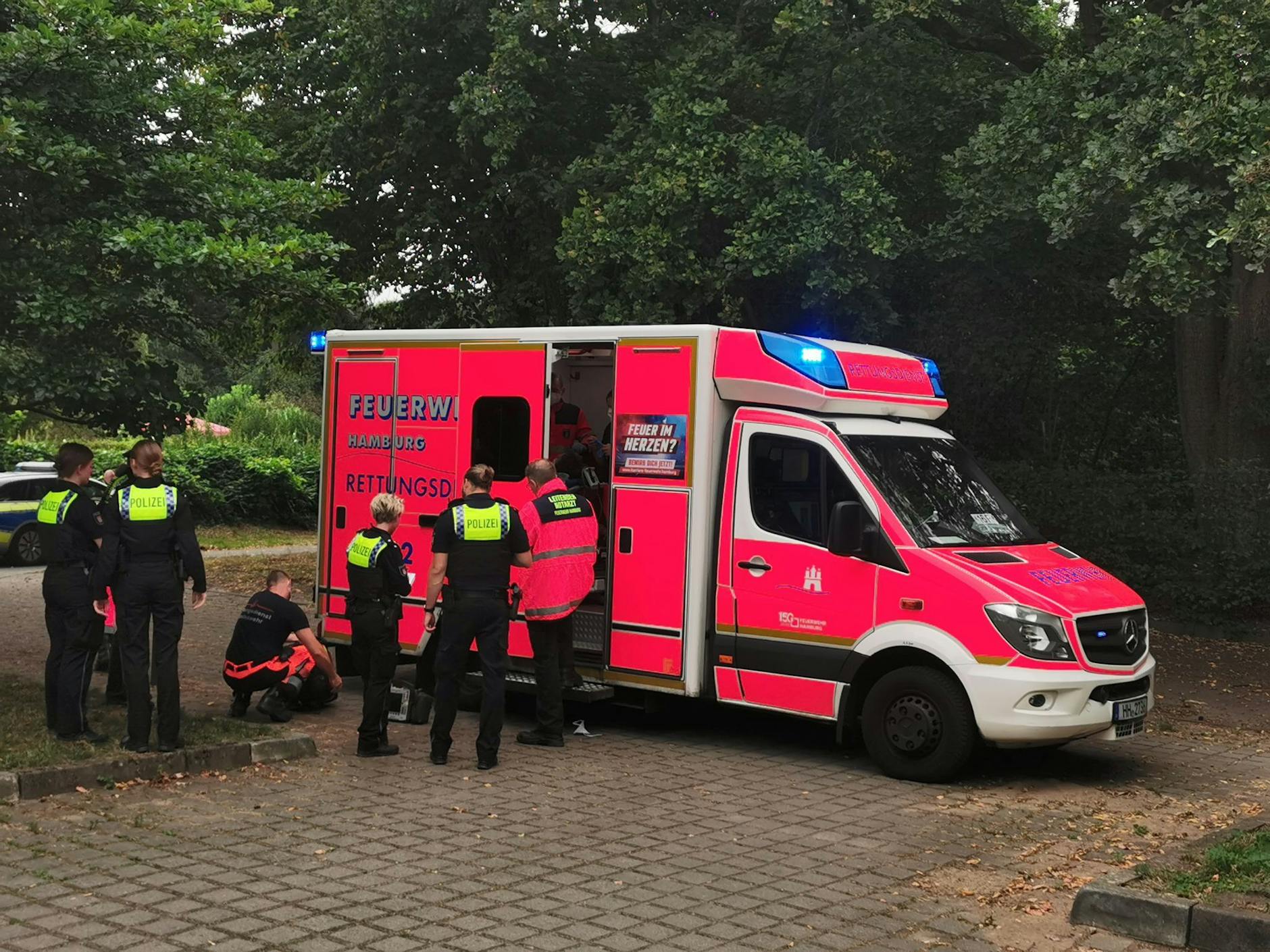 Rettungskräfte haben sich um drei Jugendliche in einem Hamburger Park gekümmert.