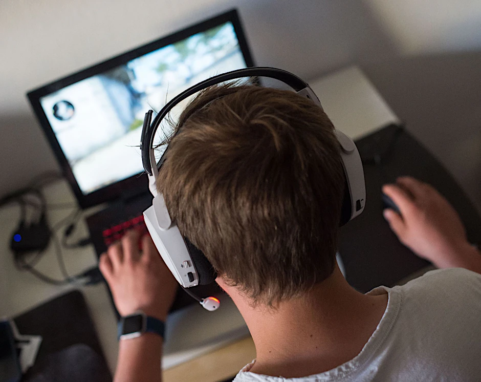 ARCHIV - Ein junger Mann spielt ein Online-Computerspiel.  