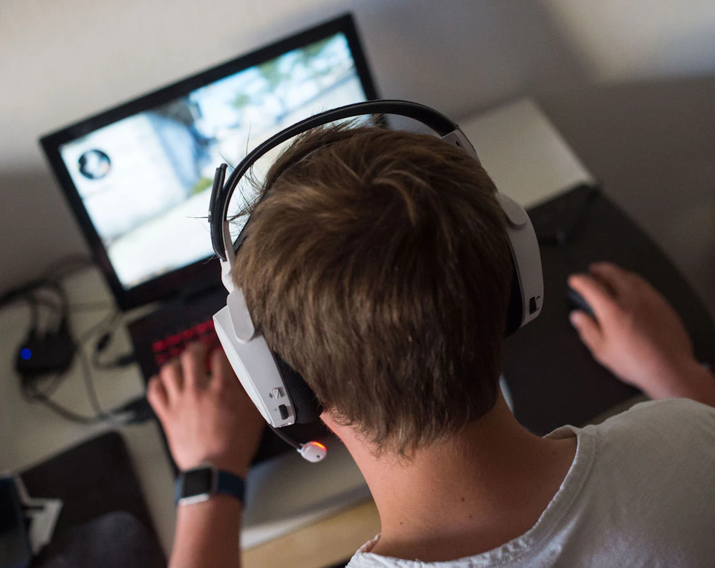 Jugendliche etwas weniger online - aber mehr als vor Corona