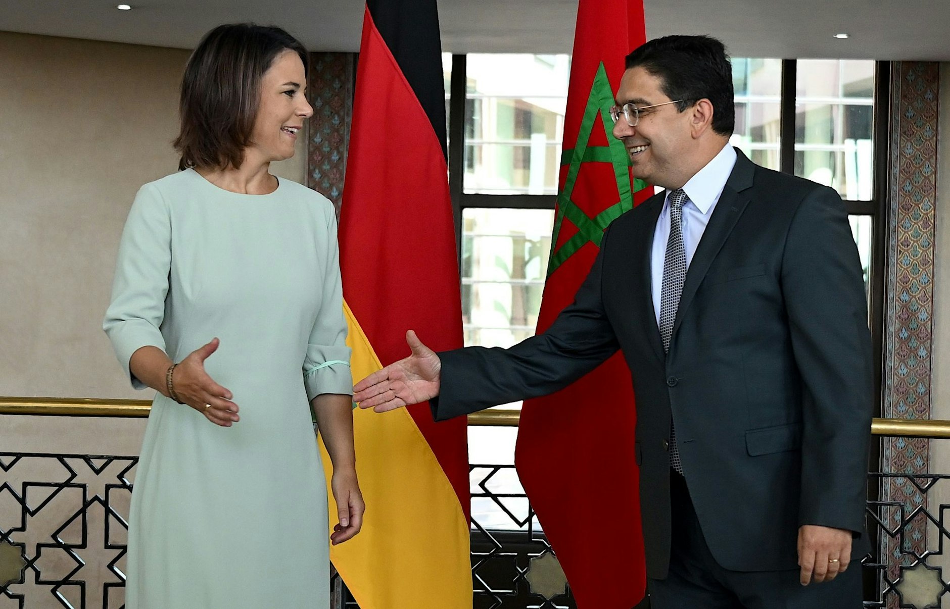 Bundesaußenministerin Annalena Baerbock wird in Rabat von ihrem Amtskollegen Nasser Bourita empfangen.  