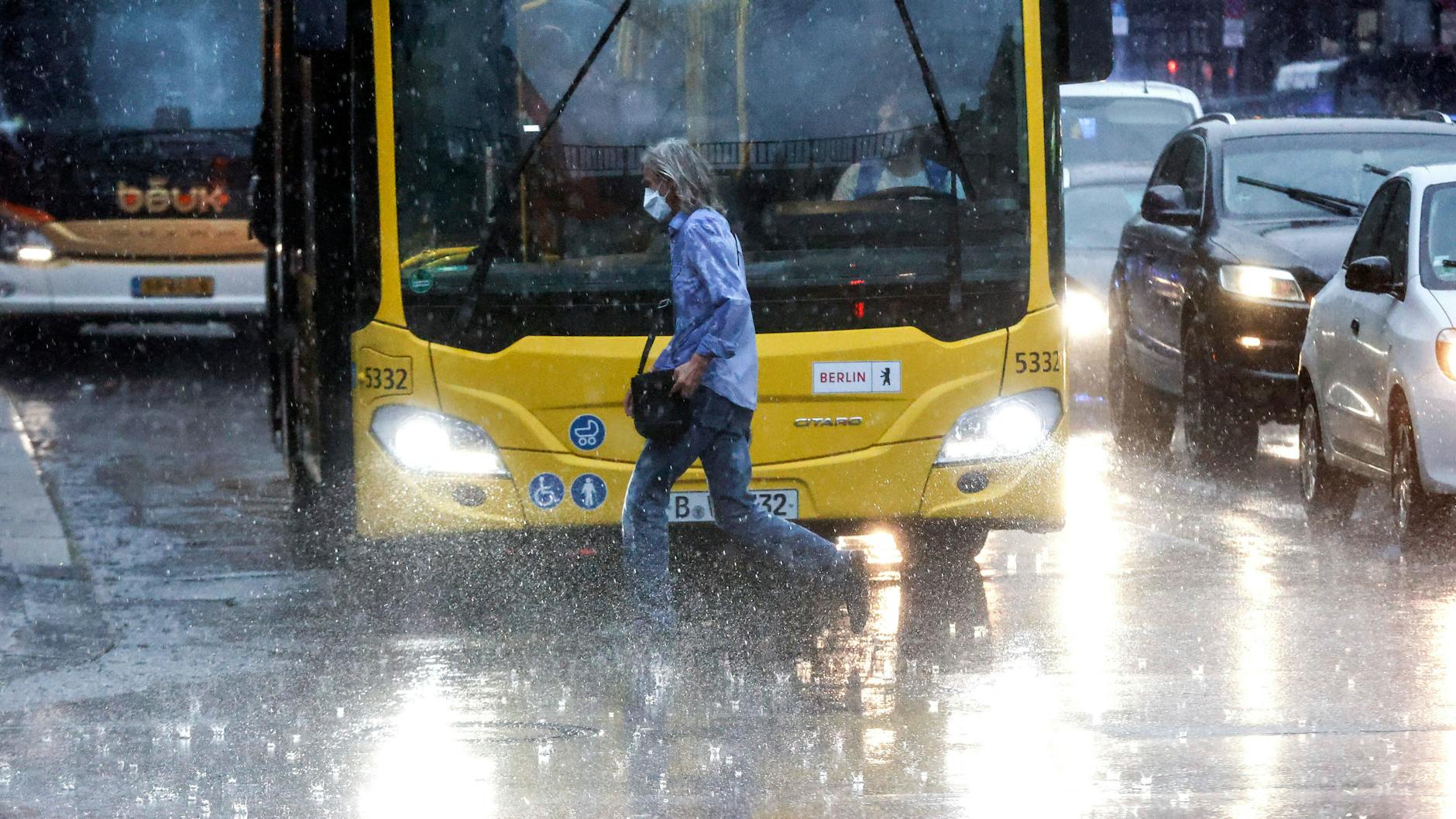 Nach wochenlanger Hitze warnen Wetter-Experten heute und morgen vor richtig viel Regen in Berlin und dem Nordosten Deutschlands.