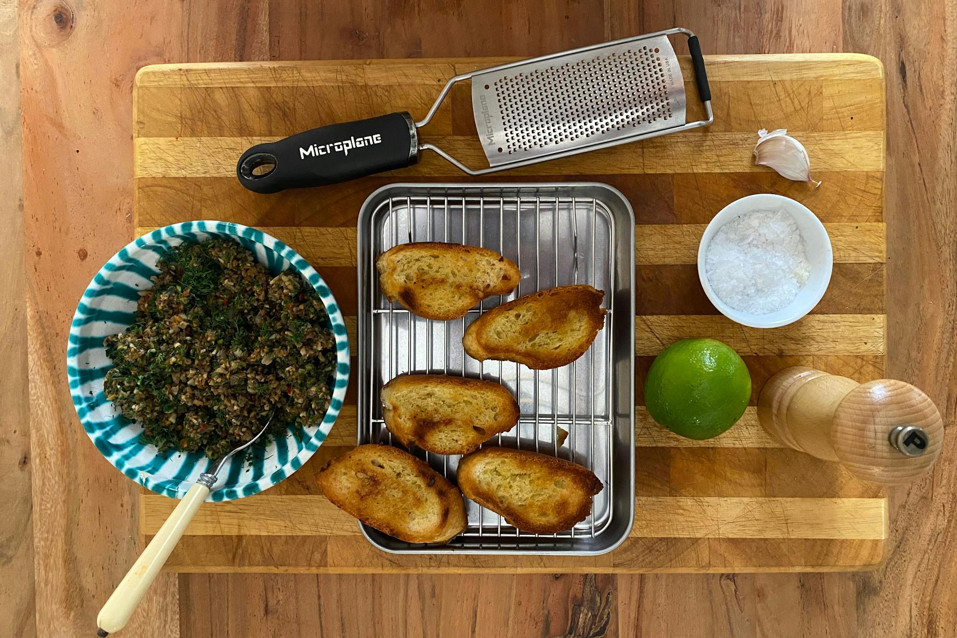 Wenige Zutaten, großes Glück: Pilz-Crostini passen perfekt zu einem Aperol Spritz.