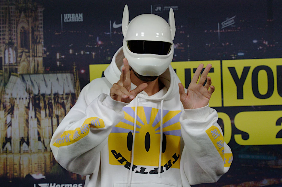 ARCHIV - Der Rapper Cro bei der Verleihung der "About You"-Awards.  