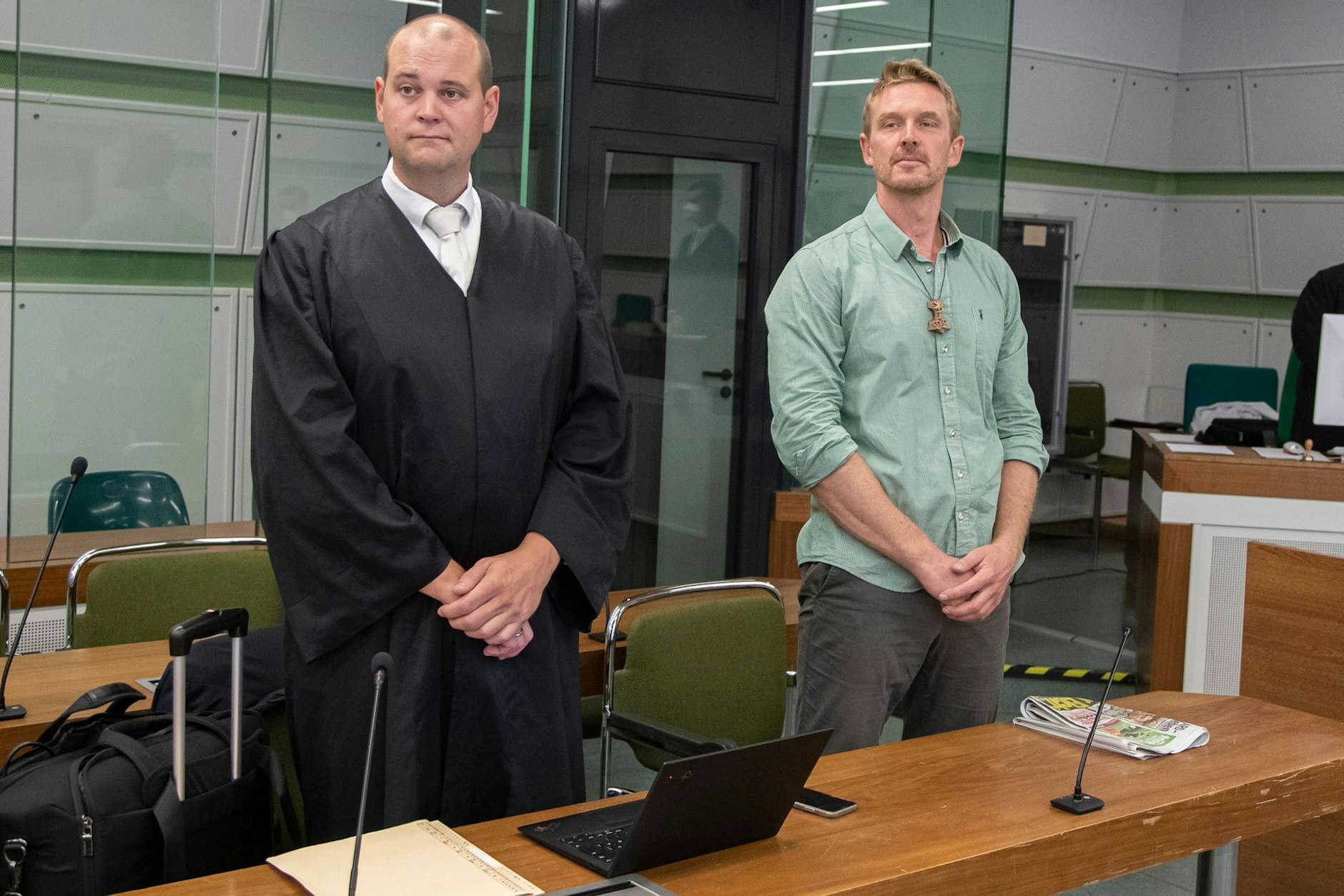 Der „Volkslehrer“ (r.) stand am Freitag in Berlin vor Gericht. Neben ihm steht sein Verteidiger.