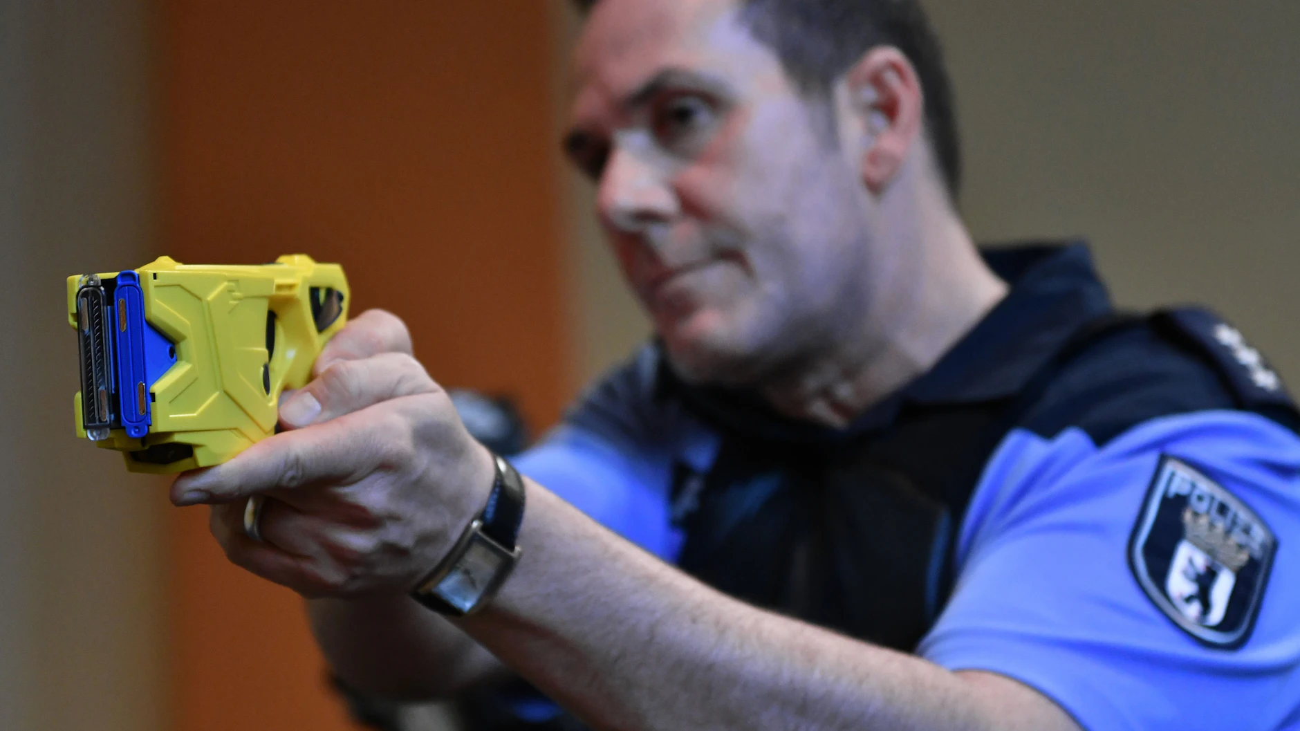 So sehen die Taser aus, die Berliner Polizisten zum Selbstschutz einsetzen dürfen.