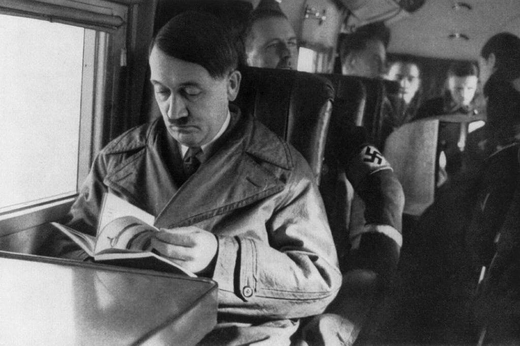 Adolf Hitler liest ein Buch.