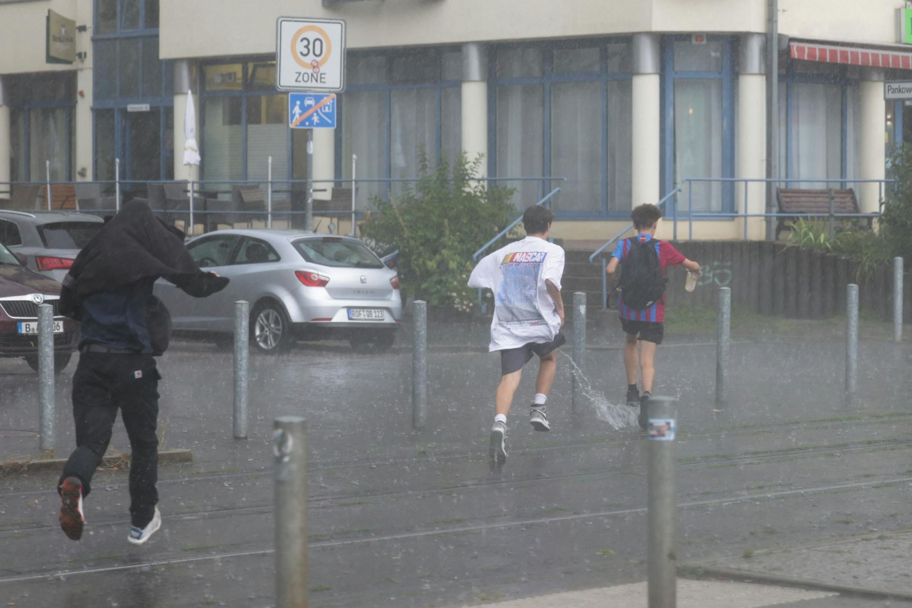 Ein heftiger Regenschauer geht im Stadtteil Pankow nieder.