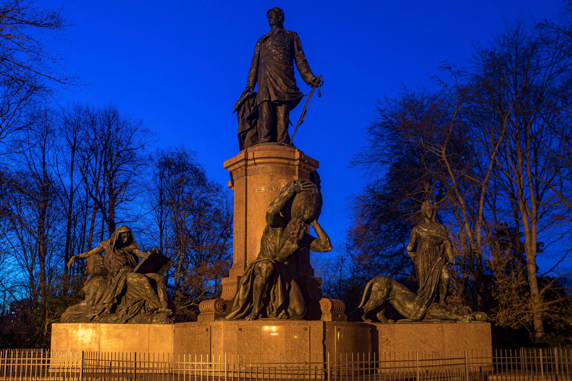 Der Sven Marquardt des Tiergartens: Otto von Bismarck glotzt auf die kopulierenden Kerle hinab.