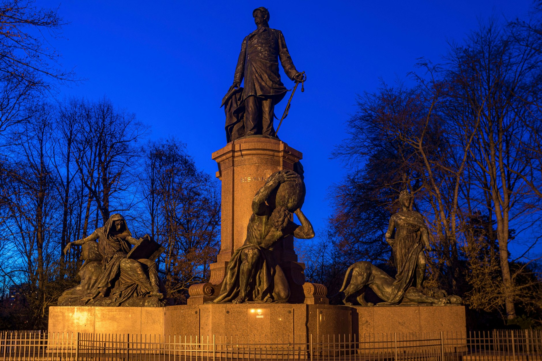 Der Sven Marquardt des Tiergartens: Otto von Bismarck glotzt auf die kopulierenden Kerle hinab.