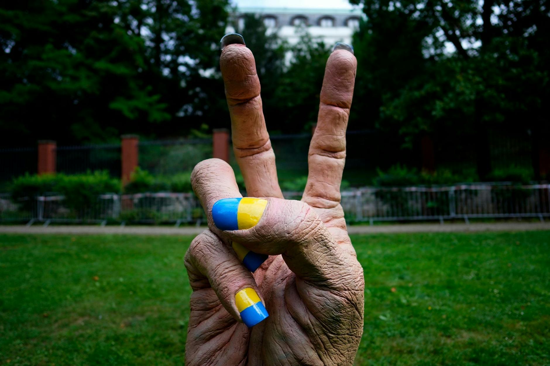 Eine Statue einer Hand mit in den ukrainischen Nationalfarben bemalten Fingernägeln steht vor der russischen Botschaft in Prag. Die europäischen Staats- und Regierungschefs versprechen der Ukraine anlässlich des Unabhängigkeitstages des vom Krieg zerrissenen Landes ihre uneingeschränkte Unterstützung.