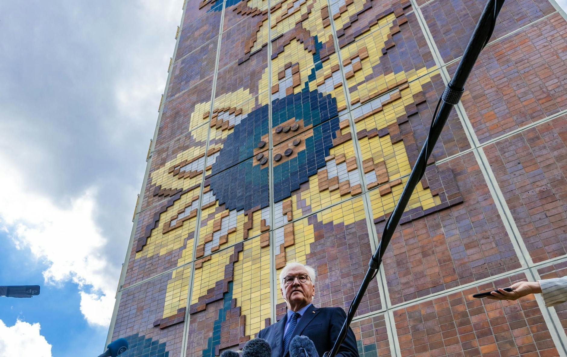 Bundespräsident Frank-Walter Steinmeier während der Gedenkveranstaltung zum 30. Jahrestag der rassistischen Ausschreitungen im Stadtteil Lichtenhagen vor dem Sonnenblumenhaus.