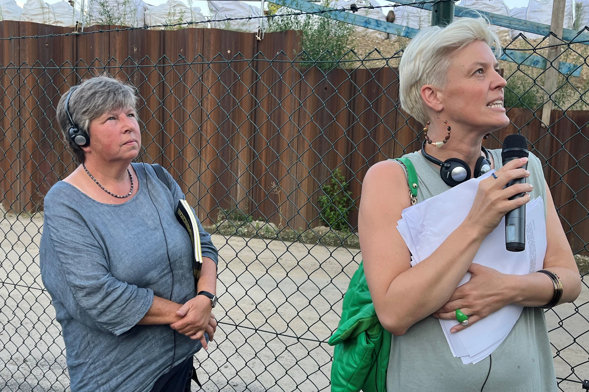 An der Autobahn-Baustelle am Ende der Beermannstraße in Treptow: Ex-Bausenatorin Katrin Lompscher und Katalin Gennburg, Abgeordnete der Linken und Sprecherin für Stadtentwicklung.