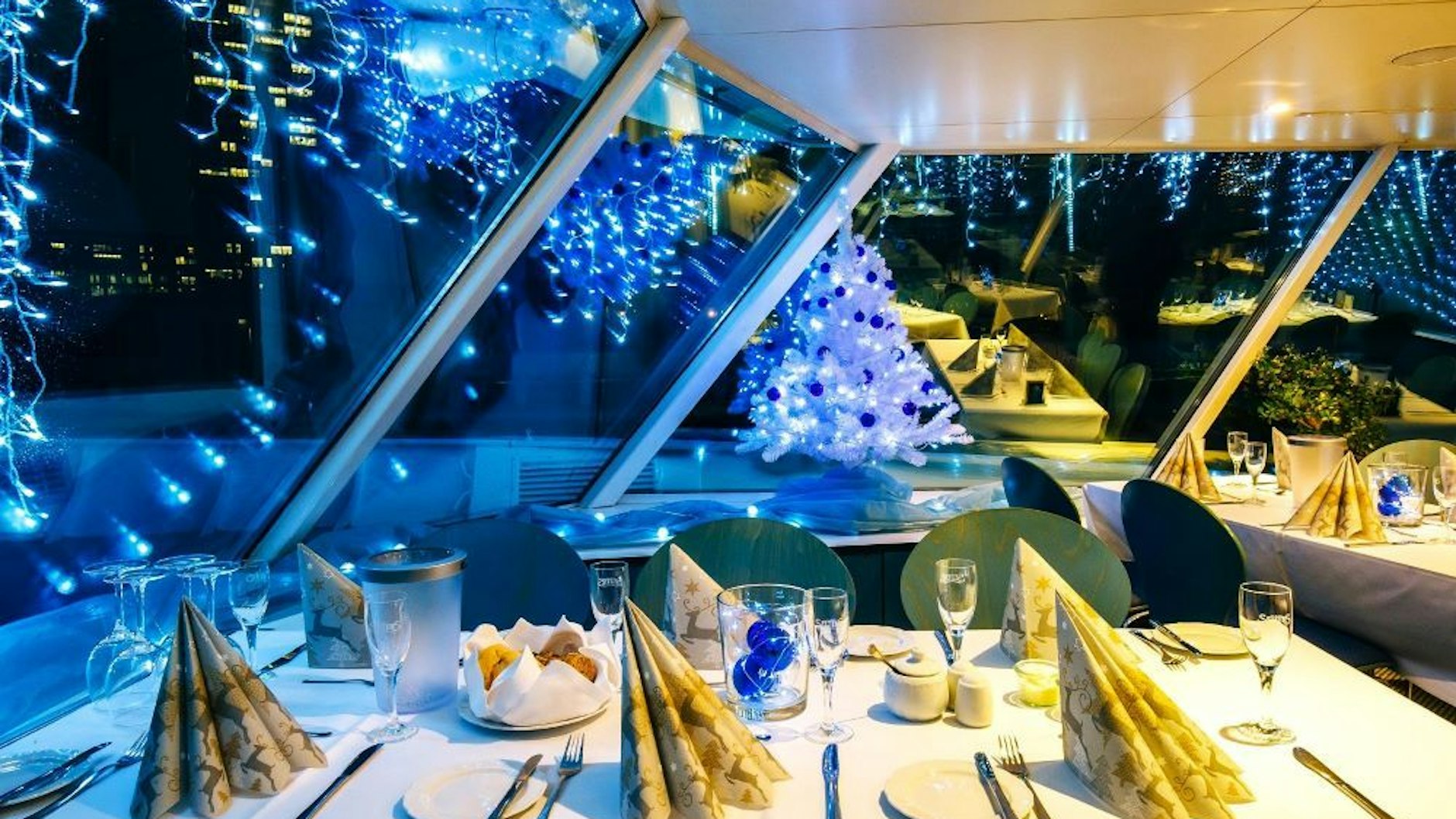 Magische Beleuchtung und ein festlich geschmücktes Glitzer-Schiff ...