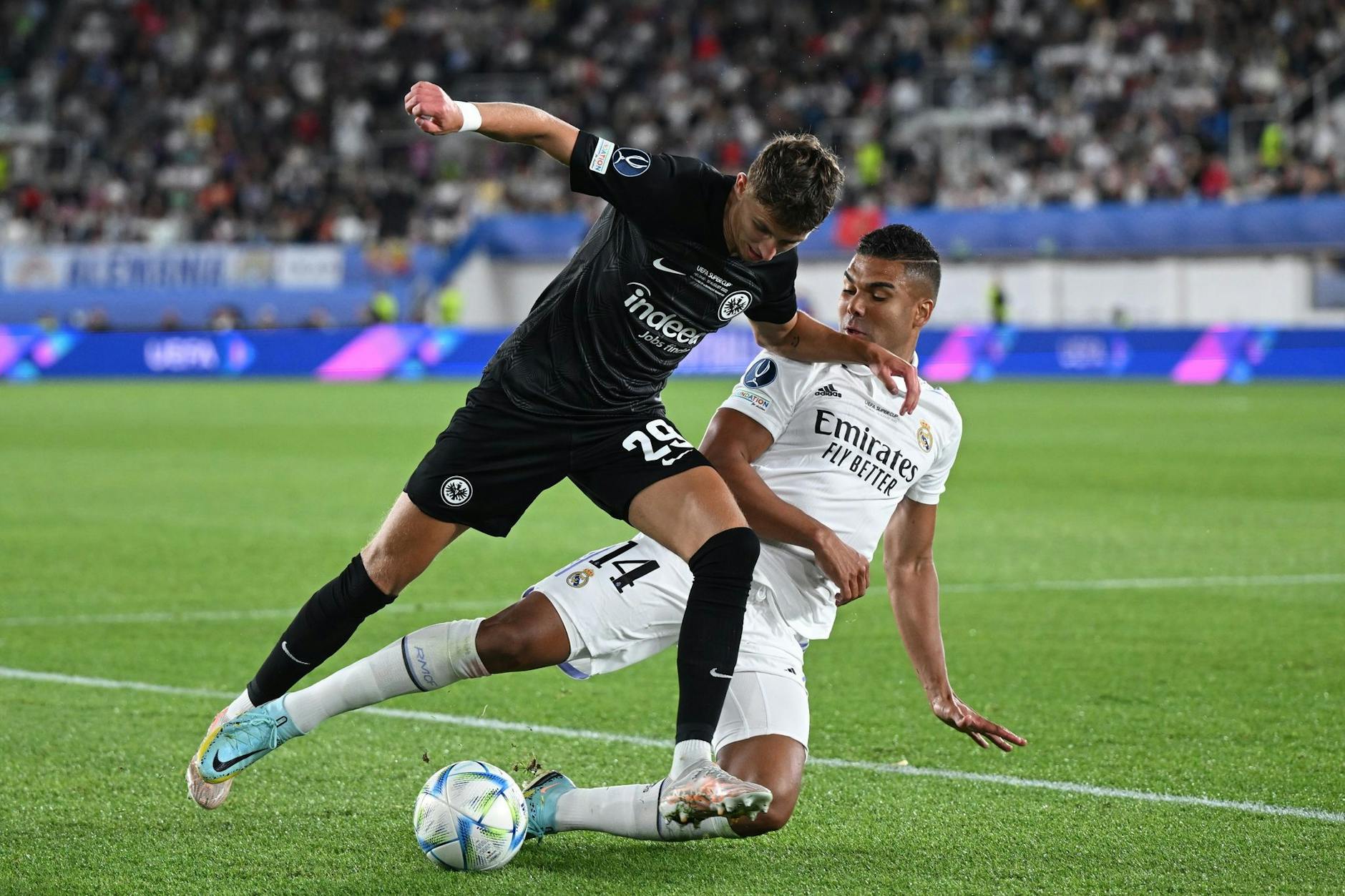 Frankfurts Jesper Lindström und Madrids Casemiro (r) in Aktion.